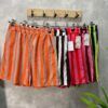 Pantalón corto de rayas multicolore con cintura elastica y bolsillos