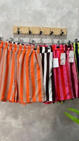 Pantalón corto de rayas multicolore con cintura elastica y bolsillos