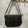 🖤 Bolso bandolera negro con tachuelas doradas 🖤 - Imagen 2