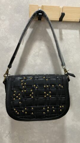 Alternative view of 🖤 Bolso bandolera negro con tachuelas doradas 🖤