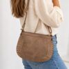 👜 Bolso de Hombro con Tachuelas Doradas