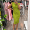 Vestido midi de licra con hombreras y fruncido lateral