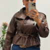 Chaqueta efecto piel con cinturón